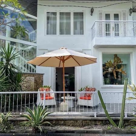 Beach House Canggu - 150M Berawa Beach